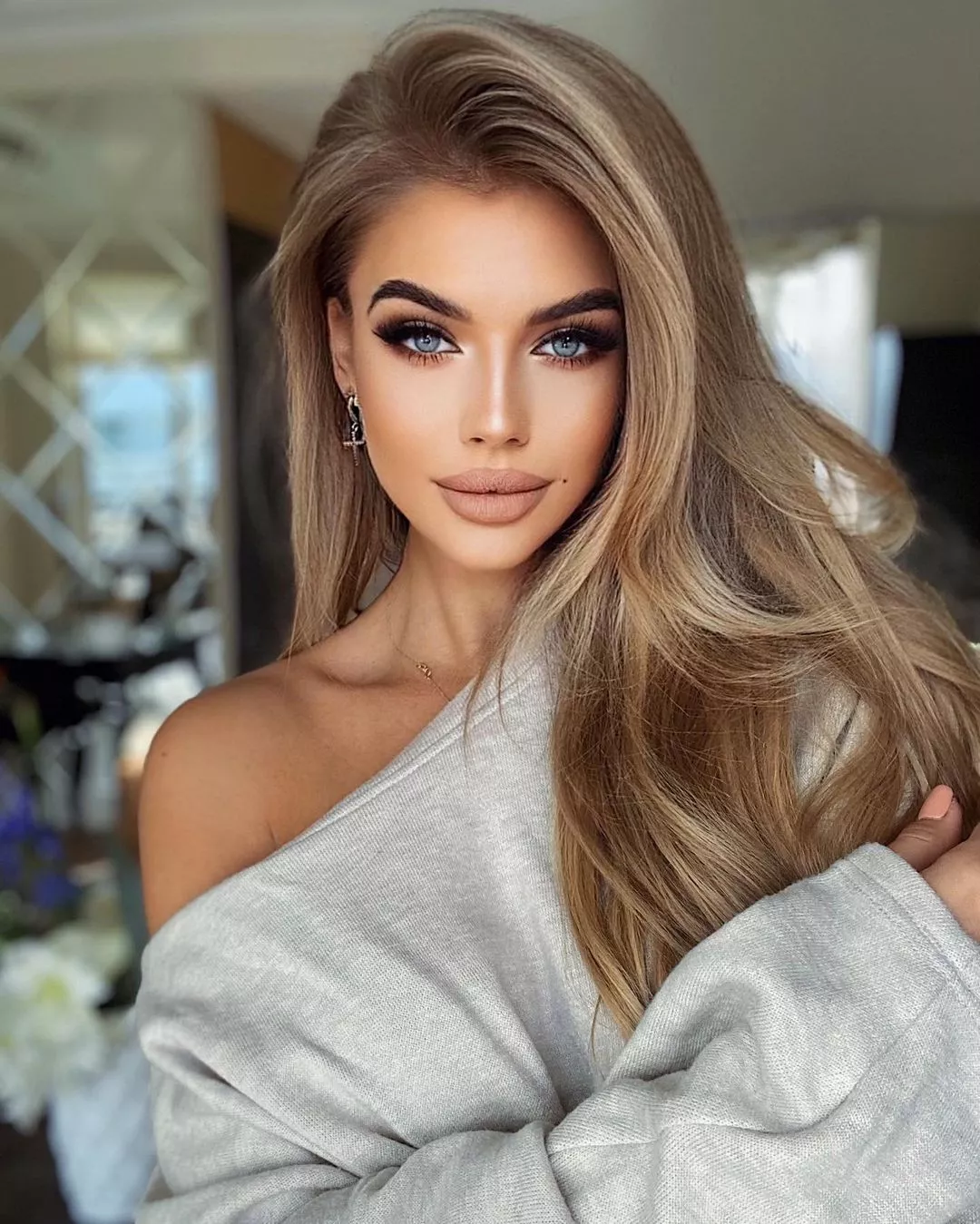 Znana artystka zapozowała w niezwykle krótkiej sukience, która odważnie odsłoniła jej kobiece walory